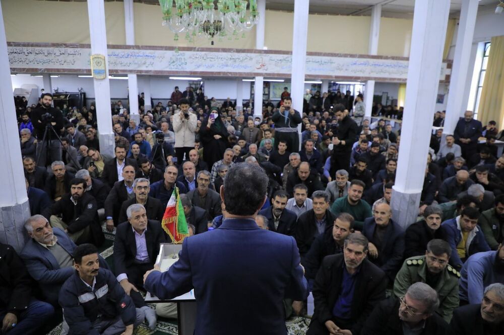 مشکلات مردم پشت میز حل نمیشود