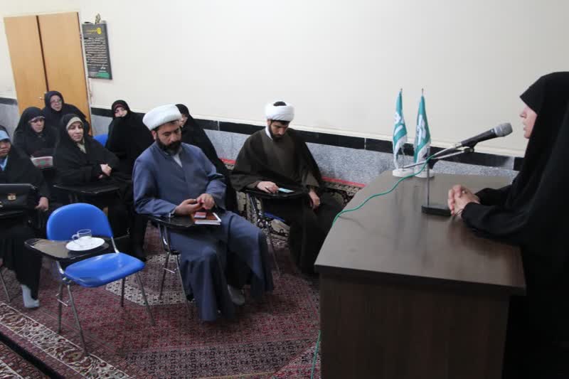 نوع نگاه اسلام به زن ویژه و الهی است