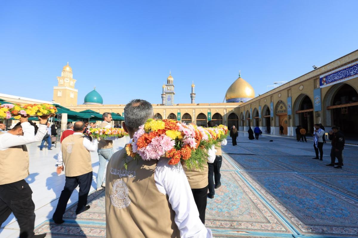 گلآرایی ضریح مطهر«مسلم بن عقیل(ع)» در مسجد کوفه+عکس