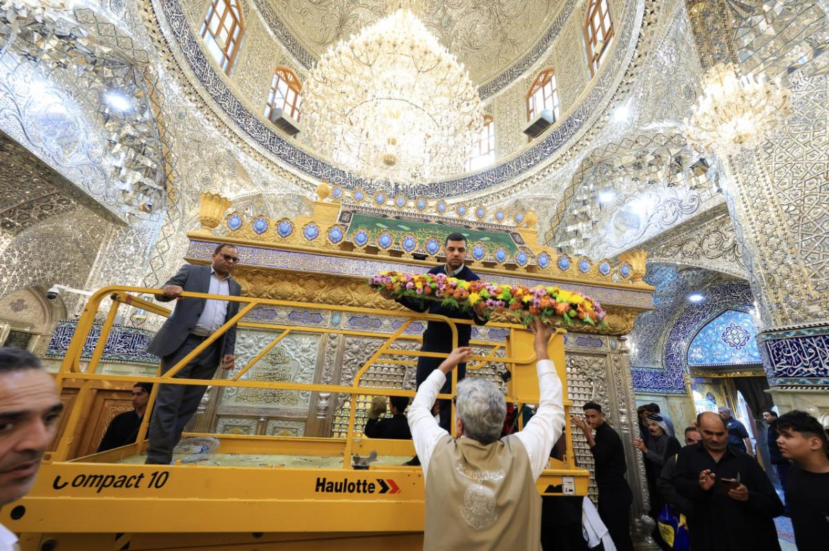 گلآرایی ضریح مطهر«مسلم بن عقیل(ع)» در مسجد کوفه+عکس