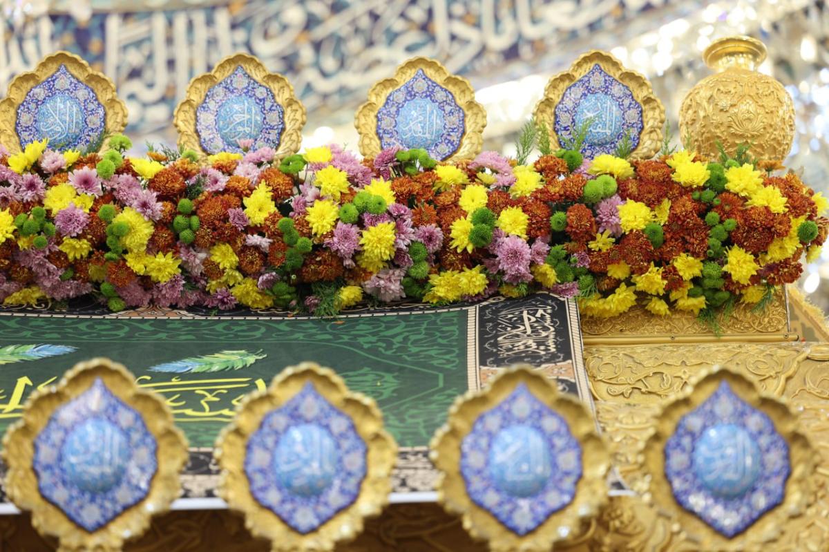 گلآرایی ضریح مطهر«مسلم بن عقیل(ع)» در مسجد کوفه+عکس