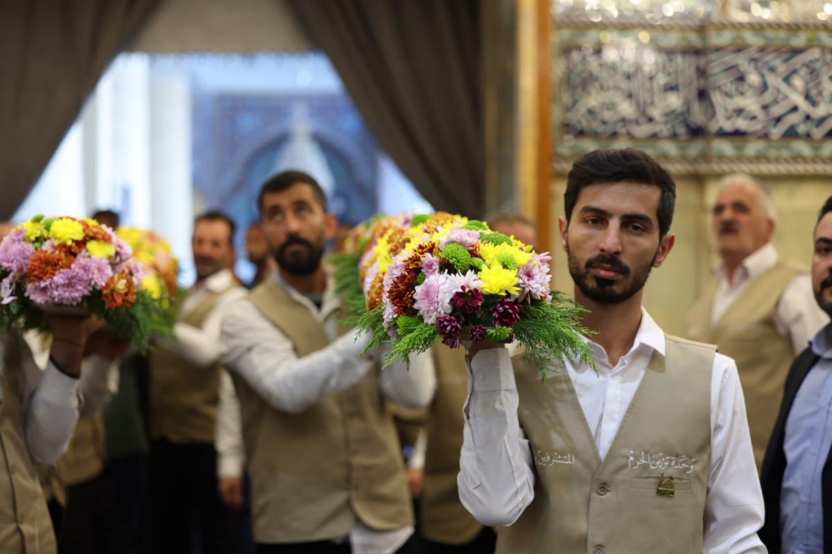 گلآرایی ضریح مطهر«مسلم بن عقیل(ع)» در مسجد کوفه+عکس