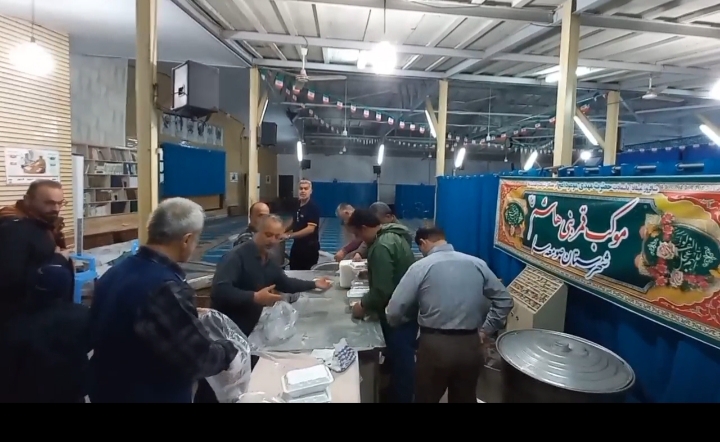 توزیع ۳ هزار غذای گرم نذری توسط موکب قمر بنی هاشم( ع) در صومعه سرا