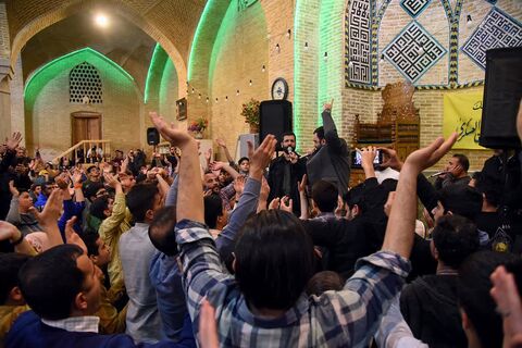 ندای انتظار از مسجد وکیل طنین‌انداز می‌شود