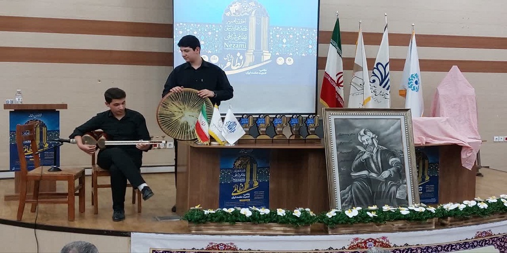 نظامی گنجوی از مفاخر بزرگ ایرانی است