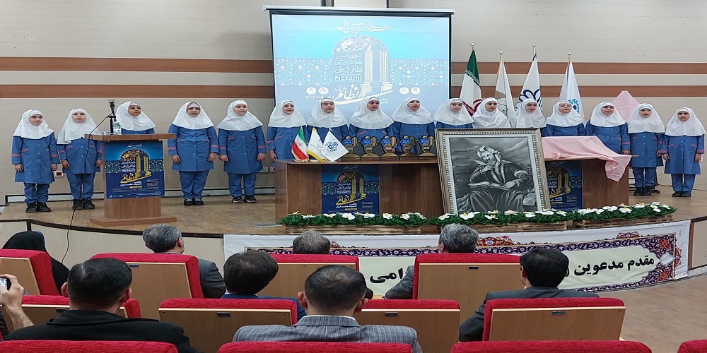 نظامی گنجوی از مفاخر بزرگ ایرانی است