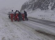 خدمت‌رسانی هلال‌احمر خراسان جنوبی به ۲۸۰۰ مسافر در راه‌مانده برف و کولاک