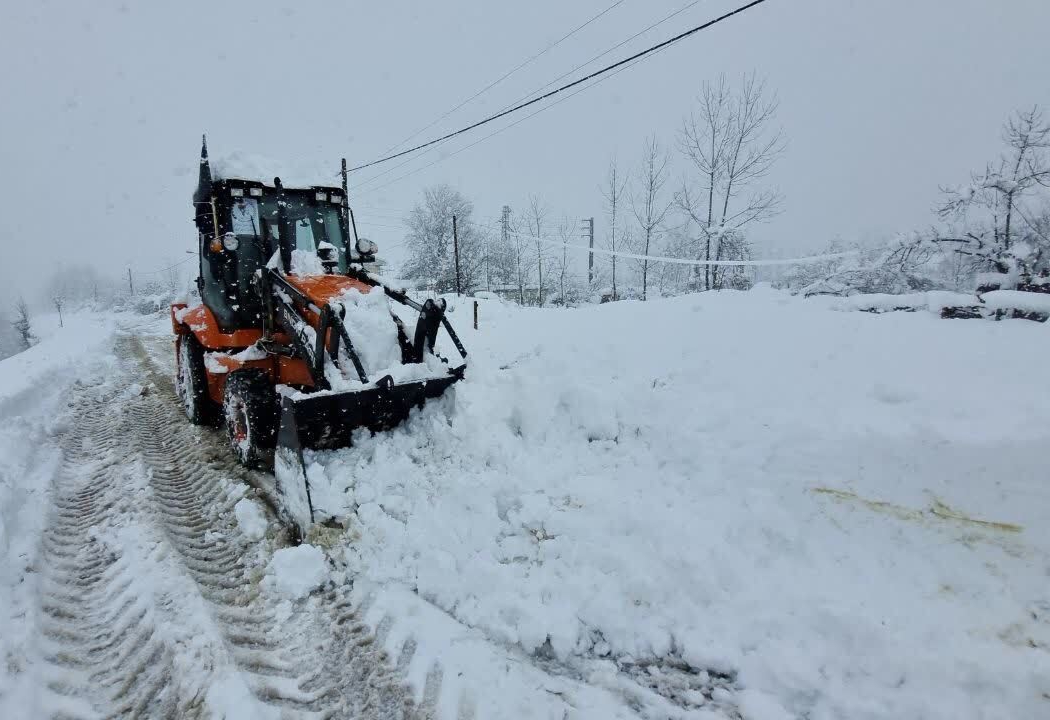 کمکرسانی بسیج به مردم گرفتار در برف/ جهاد ادامه دارد
