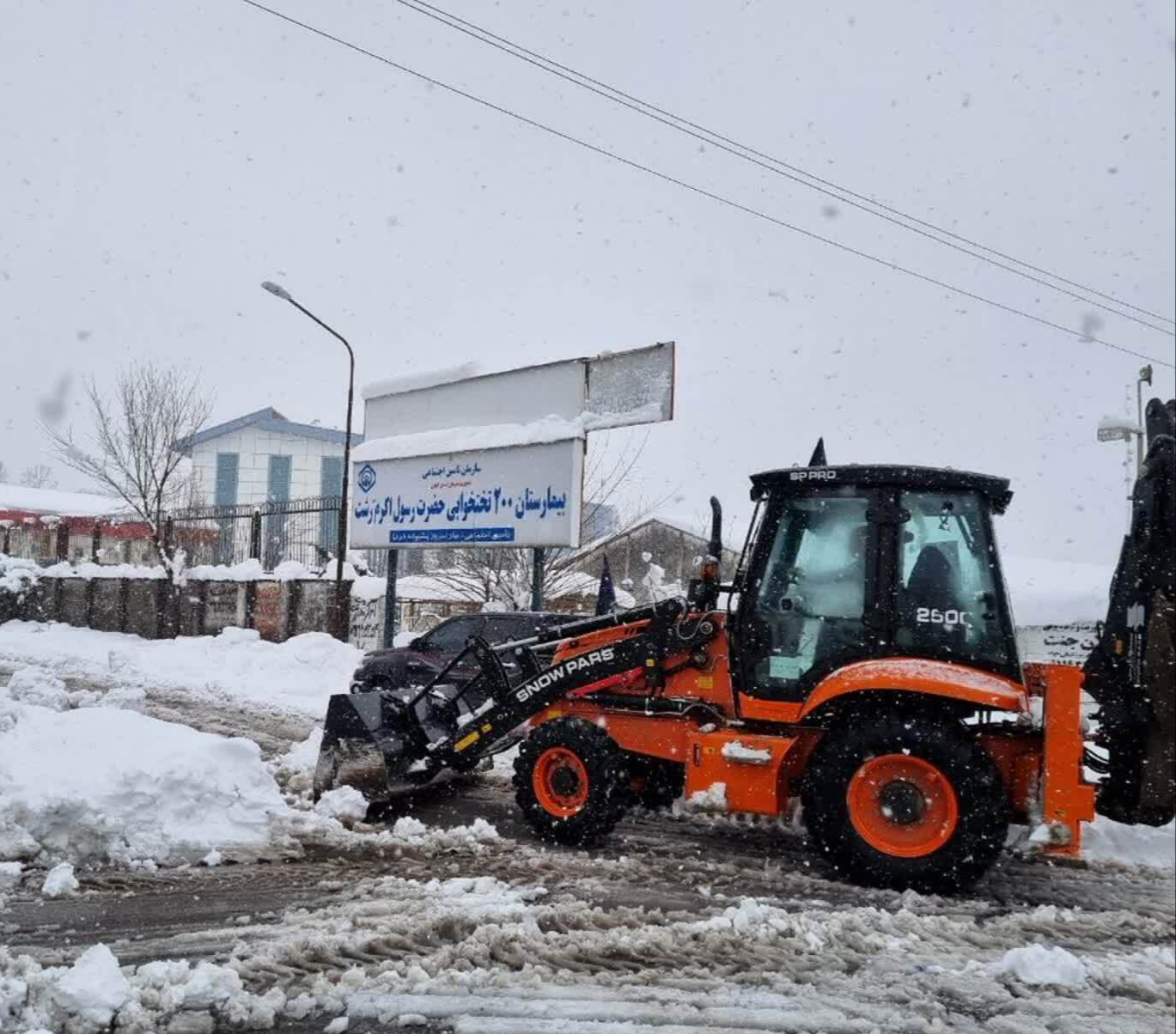 کمکرسانی بسیج به مردم گرفتار در برف/ جهاد ادامه دارد