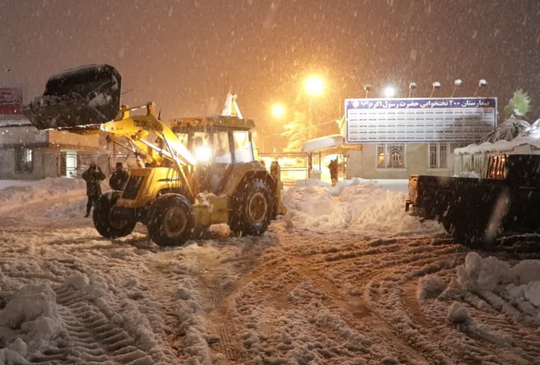کمک‌رسانی بسیج به مردم گرفتار در برف/ جهاد ادامه دارد