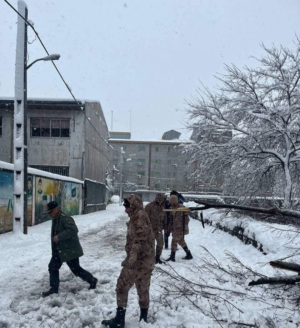 کمکرسانی بسیج به مردم گرفتار در برف/ جهاد ادامه دارد