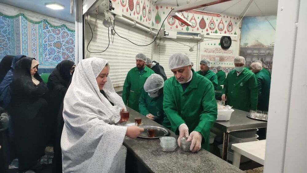 خدمت رسانی خادمیاران رضوی نکایی در چایخانه حضرت رضا(ع)