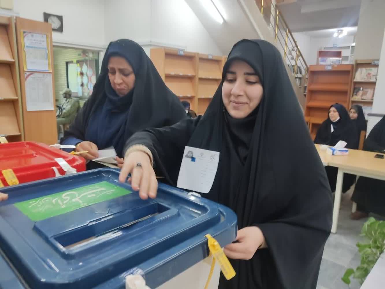 مسابقه عکس سلفی پای صندوق رأی در کتابخانه