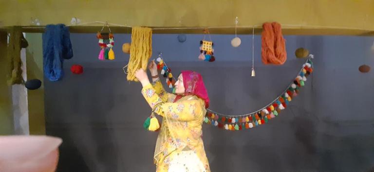 زنان؛ میراثدار دستبافتهای قشقایی/از رنگرزی تا چلهکشی مهمان خانههای ایرانی