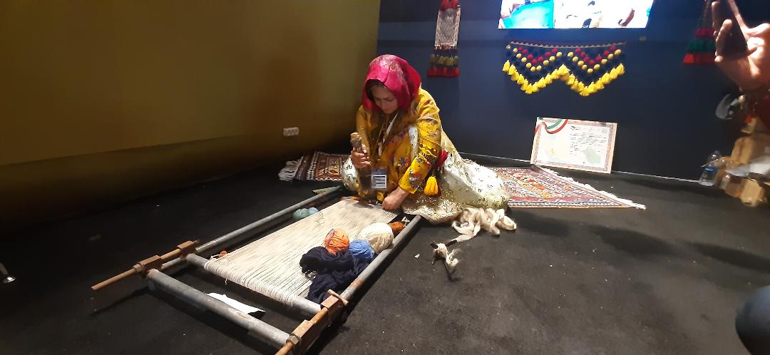 زنان؛ میراثدار دستبافتهای قشقایی/از رنگرزی تا چلهکشی مهمان خانههای ایرانی