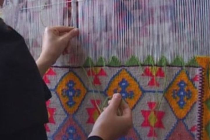 زنان؛ میراثدار دستبافتهای قشقایی/از رنگرزی تا چلهکشی مهمان خانههای ایرانی
