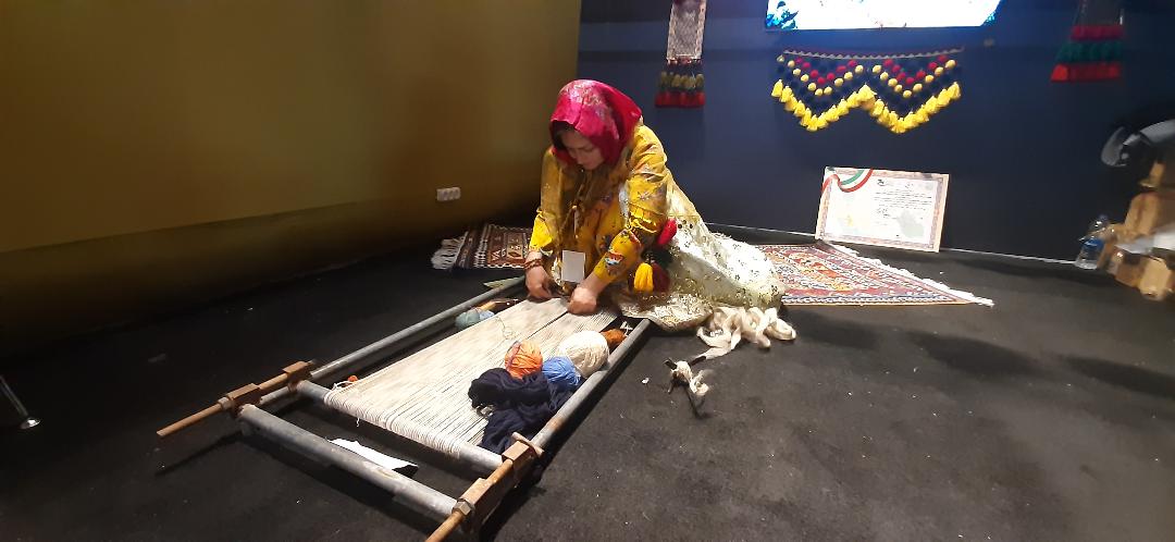 زنان؛ میراثدار دستبافتهای قشقایی/از رنگرزی تا چلهکشی مهمان خانههای ایرانی