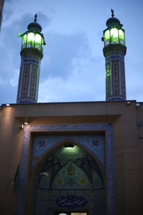 کار این مسجد و اهالیاش احسان و خیررسانی است