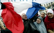 خشونت علیه حجاب/ اعتراض‌های دانش آموزی در پاریس علیه اهانت به دانش آموز محجبه