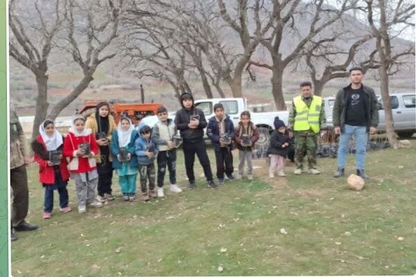 جوانان مسجدی به یاد شهدا نهال کاشتند