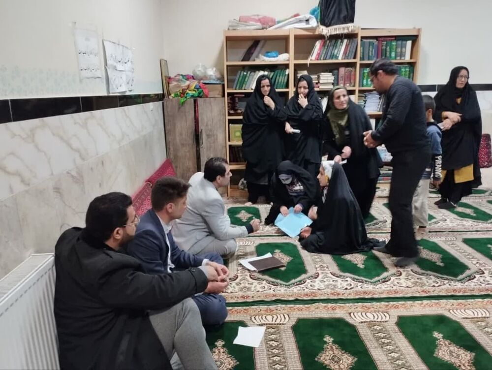 میز خدمت در کانون امام حسین(ع) کرمانشاه برگزار شد