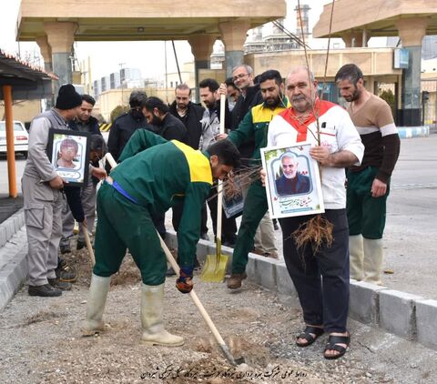 کارکنان نیروگاه سیکل ترکیبی به یاد شهدای انقلاب نهال کاشتند