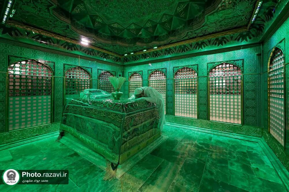 مضجع مطهر حضرت امام رضا(ع) غبارروبی شد
