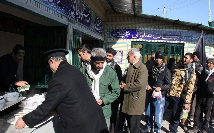 مشهد آماده استقبال از زائرین نوروزی؛ از اجرای سرود و نمایش تا سفرههای افطاری ساده