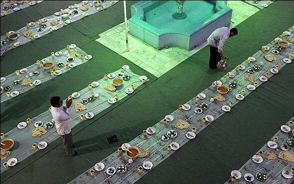 از اجرای سرود و سفرههای افطاری؛ تا اسکان و راهنمای زائر