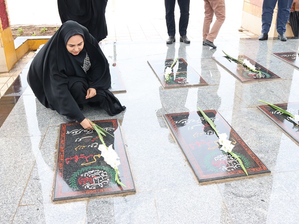 مزار شهدای گمنام استان لرستان غبار روبی و عطر افشانی شد