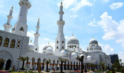 ضیافت «۳۰ شب ۳۰ افطار»  در مسجد «شیخ زاید» اندونزی