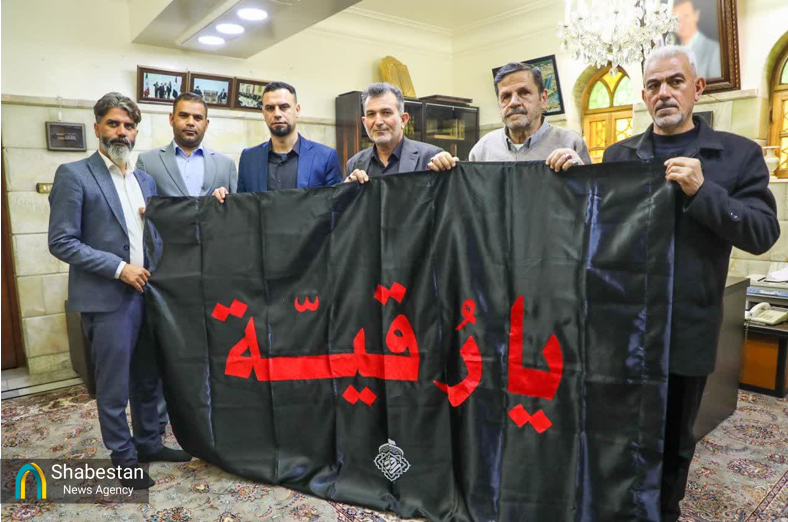 اهدای پرچم آستان مقدس عسکریین به متولیان آستانهای مقدس حضرت زینب(ع) و حضرت رقیه(ع) در سوریه + سوریه