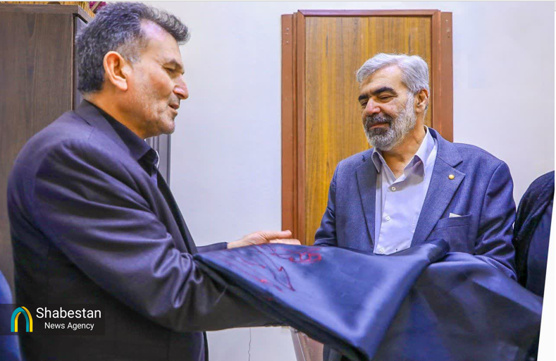 اهدای پرچم آستان مقدس عسکریین به متولیان آستانهای مقدس حضرت زینب(ع) و حضرت رقیه(ع) در سوریه + سوریه