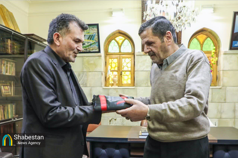 اهدای پرچم آستان مقدس عسکریین به متولیان آستانهای مقدس حضرت زینب(ع) و حضرت رقیه(ع) در سوریه + سوریه