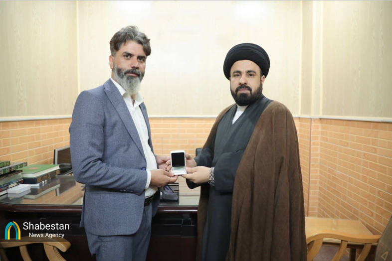 اهدای پرچم آستان مقدس عسکریین به متولیان آستانهای مقدس حضرت زینب(ع) و حضرت رقیه(ع) در سوریه + سوریه