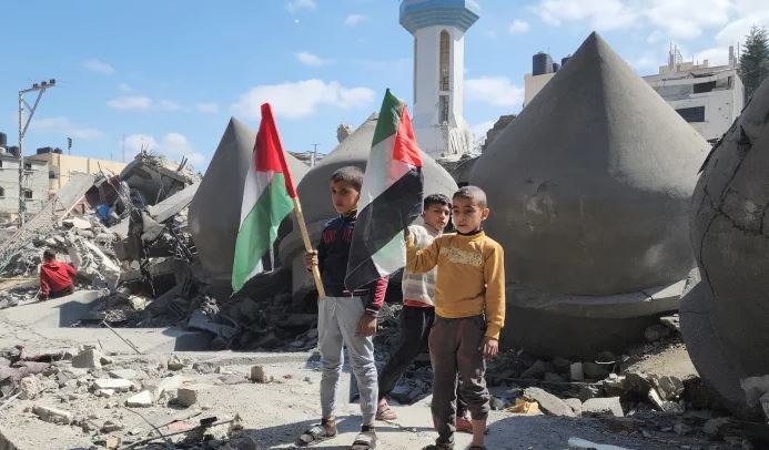 اقامه نخستین نماز جمعه ماه رمضان بر ویرانههای مساجد رفح+عکس