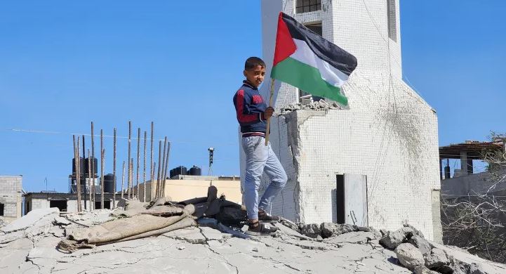 اقامه نخستین نماز جمعه ماه رمضان بر ویرانههای مساجد رفح+عکس