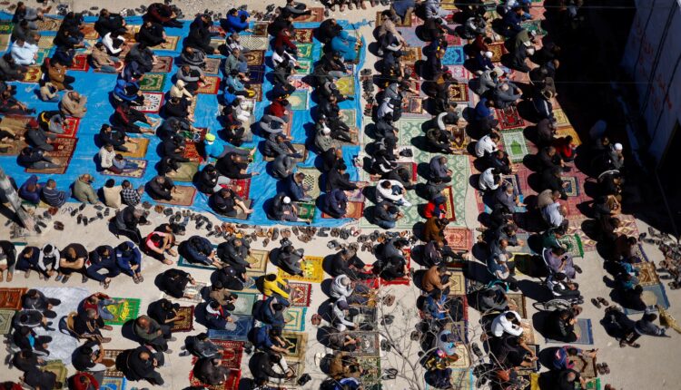 اقامه نخستین نماز جمعه ماه رمضان بر ویرانههای مساجد رفح+عکس