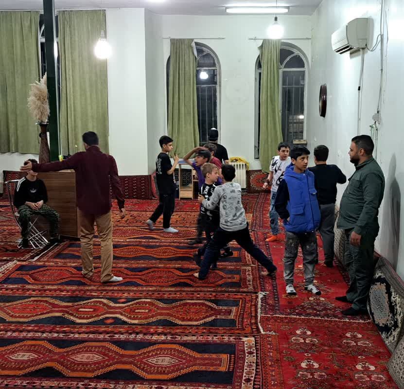 از شور و اشتیاق جزءخوانی قرآن تا بازیهای گروهی دانشآموزی در مسجد امیرالمومنین(ع)