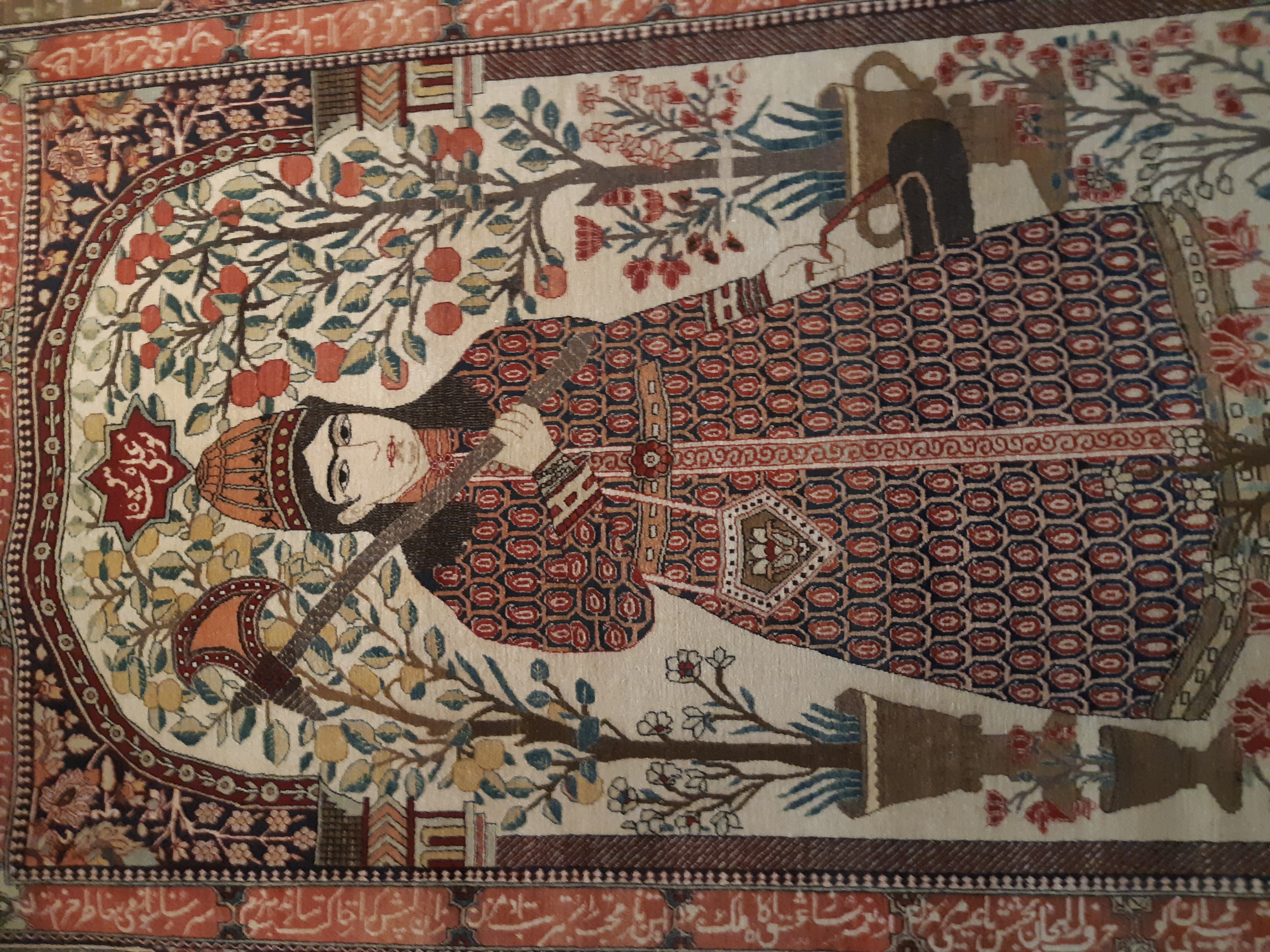 «بافتههای تصویری» قاجاری در موزه فرش دیدنی شدند