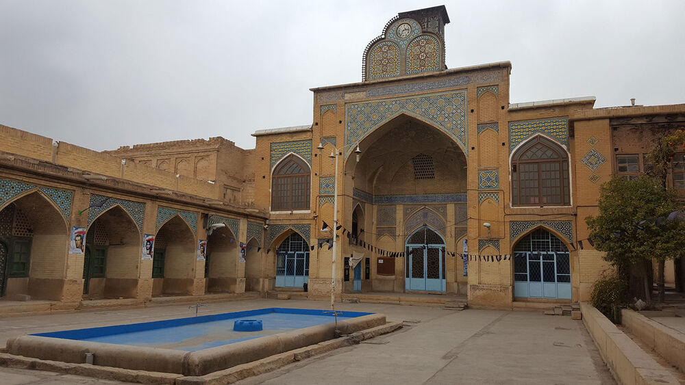 از کاشیهای رنگین تا مقرنسهای چشمنواز؛ مسجد مشیر رنگ تازه میگیرد