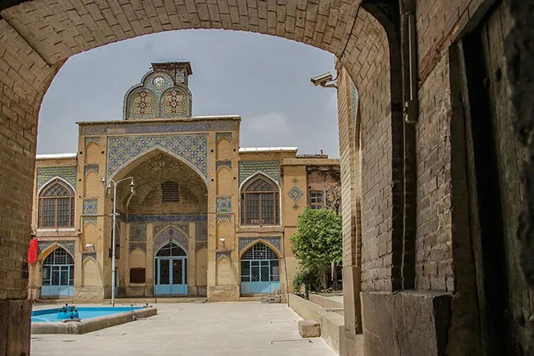 از کاشیهای رنگین تا مقرنسهای چشمنواز؛ مسجد مشیر رنگ تازه میگیرد