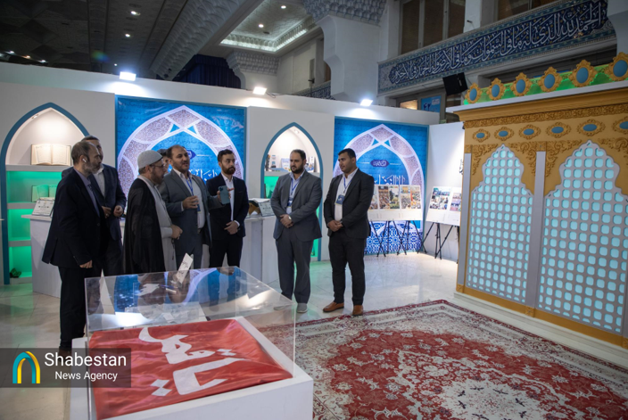 استقبال غرفه آستان مقدس عباسی از هیئت آستان حسینی در نمایشگاه قرآن تهران+ عکس