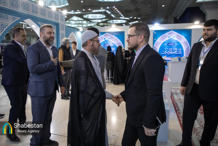 استقبال غرفه آستان مقدس عباسی از هیئت آستان حسینی در نمایشگاه قرآن تهران+ عکس