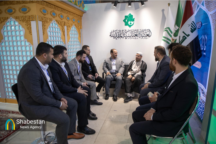 استقبال غرفه آستان مقدس عباسی از هیئت آستان حسینی در نمایشگاه قرآن تهران+ عکس