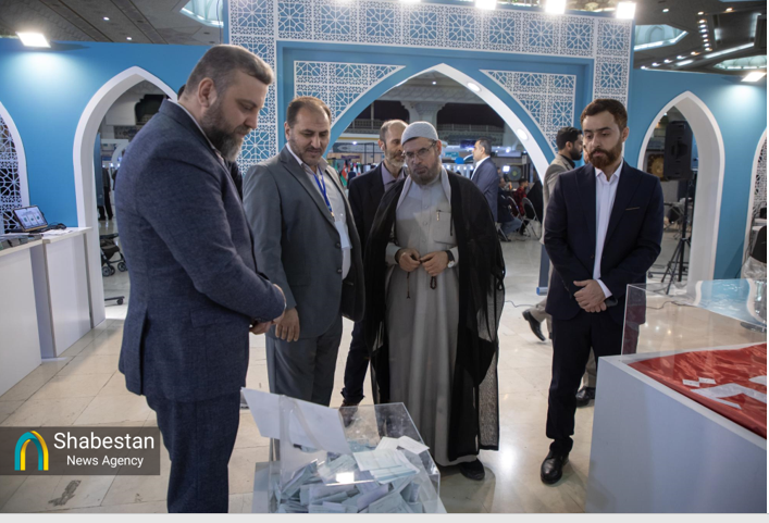 استقبال غرفه آستان مقدس عباسی از هیئت آستان حسینی در نمایشگاه قرآن تهران+ عکس
