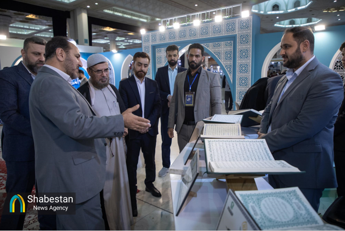 استقبال غرفه آستان مقدس عباسی از هیئت آستان حسینی در نمایشگاه قرآن تهران+ عکس