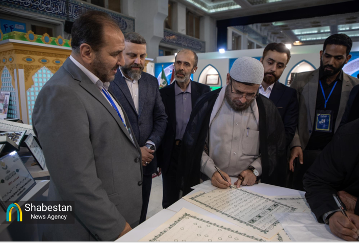 استقبال غرفه آستان مقدس عباسی از هیئت آستان حسینی در نمایشگاه قرآن تهران+ عکس
