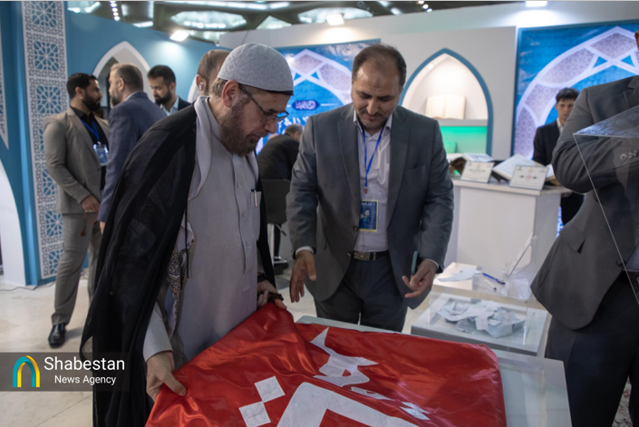استقبال غرفه آستان مقدس عباسی از هیئت آستان حسینی در نمایشگاه قرآن تهران+ عکس