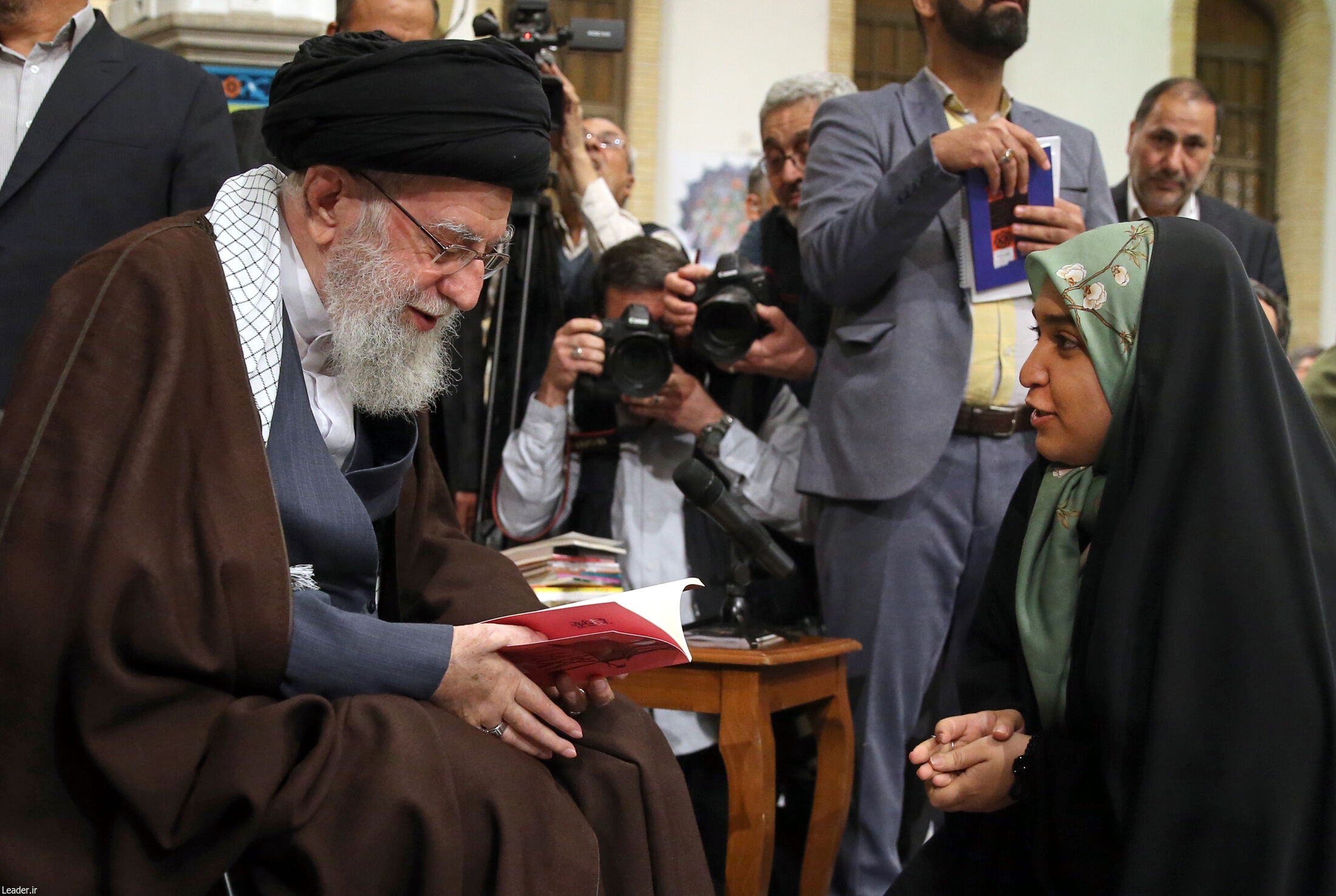 دیدار شاعران و اساتید ادبیات فارسی با رهبر انقلاب